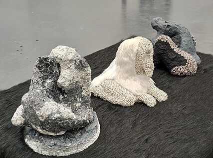 Skulpturen aus Pappmache, Textil, Draht und Kabel. Fotos: Matthias Hafner, Akademie Rundgang 2022