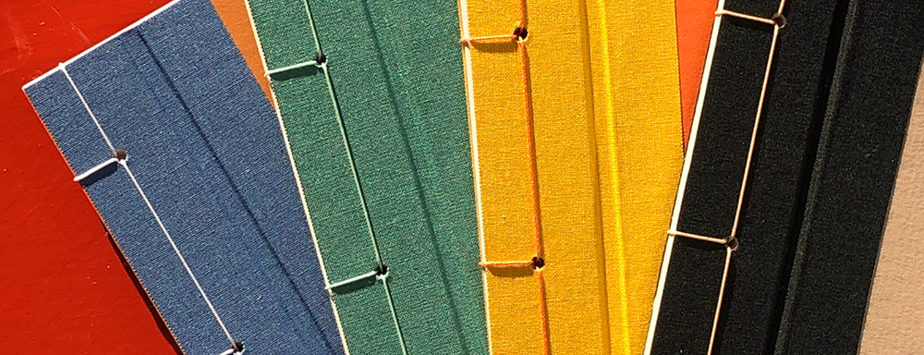 Buchrücken in verschiedenen Farben und japanischer Bindung