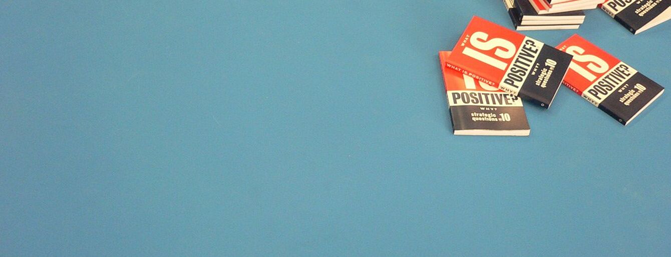 Das im Rahmen der Ausstellung erschienene Buch: "What is Positiv why?"