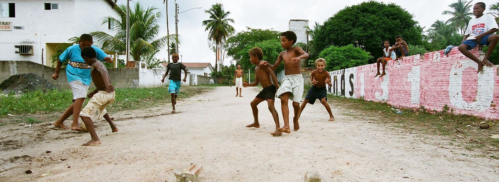 Brasilianische Kinder spielen auf der Straße Fußball.