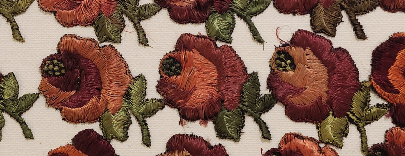 gestickte Blumen in satten, tiefen Farben