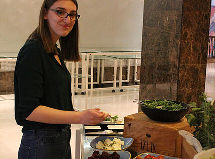 Eine junge Frau beim Buffet