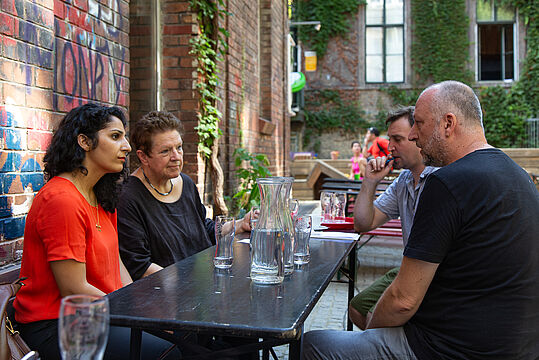 Bezirksvorsteherin Saya Ahmad, Bezirksrat Jakob Linke , WUK Gechäftsleiter Christoph Trauner und WUK Obfrau Ute Fragner beim GEspräch im WUK Hof 