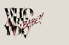 Schriftzug mit den Worten 'WHO ARE YOU' in Großbuchstaben und darüber in roter Handschrift 'BABE?!'