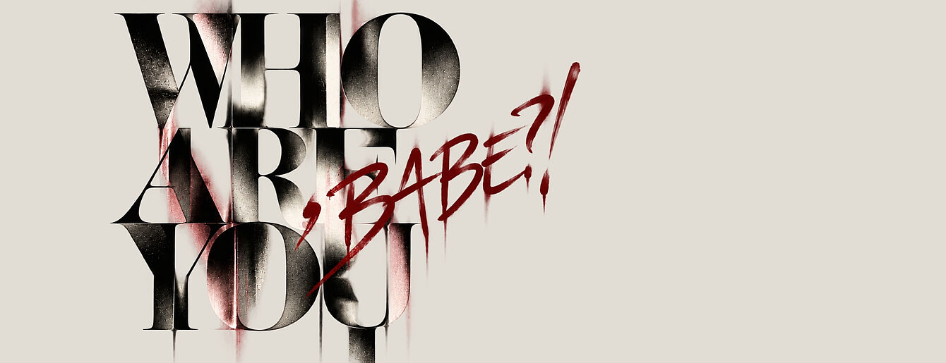 Schriftzug mit den Worten 'WHO ARE YOU' in Großbuchstaben und darüber in roter Handschrift 'BABE?!'