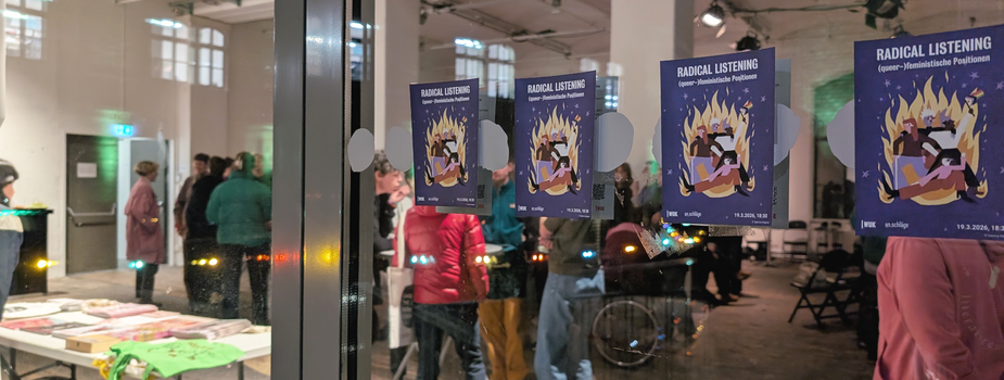 Mehrere Plakate mit der Aufschrift 'RADICAL LISTENING (queer-feministische Positionen)' kleben an einer Glaswand, dahinter stehen Menschen in einem Veranstaltungsraum mit Tischen und Stühlen