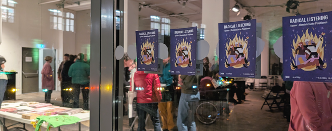 Mehrere Plakate mit der Aufschrift 'RADICAL LISTENING (queer-feministische Positionen)' kleben an einer Glaswand, dahinter stehen Menschen in einem Veranstaltungsraum mit Tischen und Stühlen