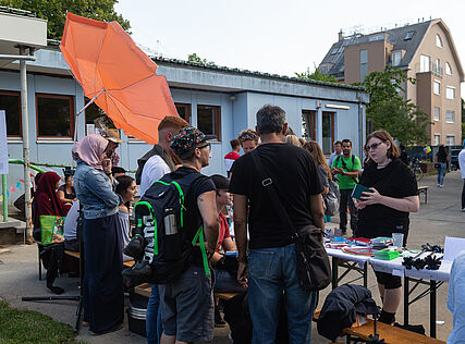 Ein Verkaufsstand mit Jugendlichen und Mitarbeitern