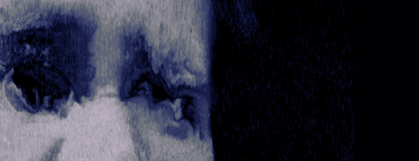 Nahaufnahme eines Gesichts mit intensiven Augen in dunkler, bläulicher Farbgebung