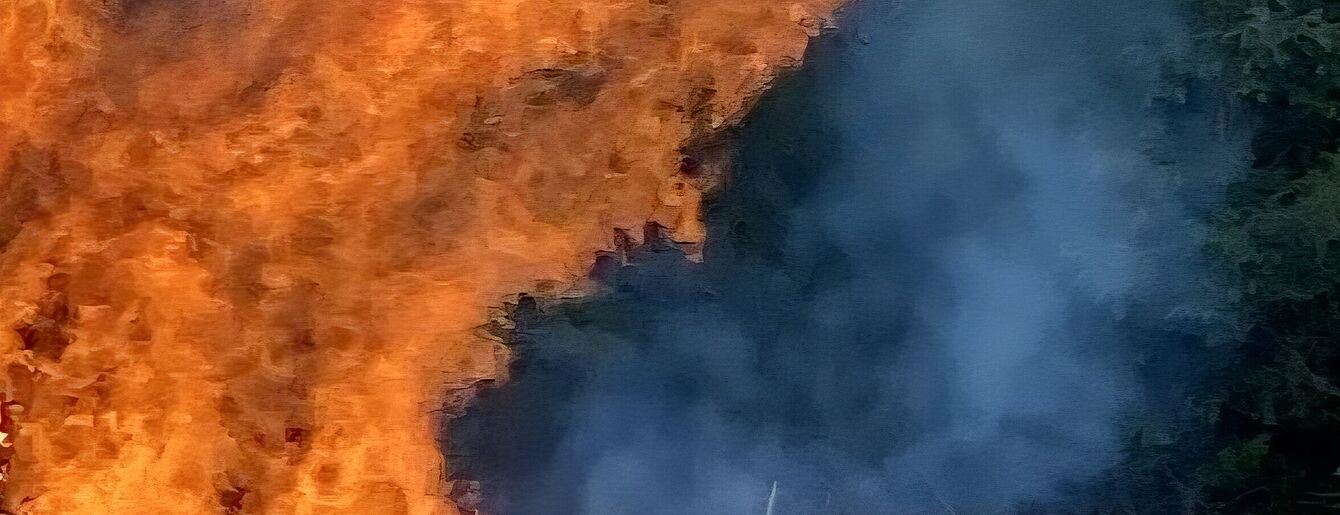 Große Flammen und Rauch bei einem Feuer