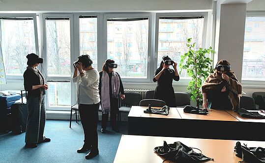 Eine Gruppe Menschen mit Virtual Reality Brillen