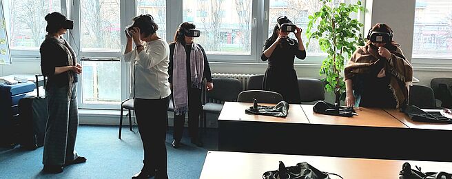 Eine Gruppe Menschen mit Virtual Reality Brillen