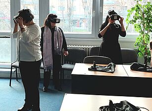 Eine Gruppe Menschen mit Virtual Reality Brillen