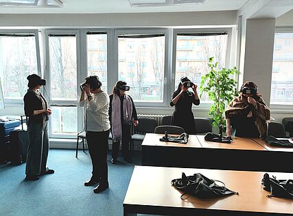 Eine Gruppe Menschen mit Virtual Reality Brillen
