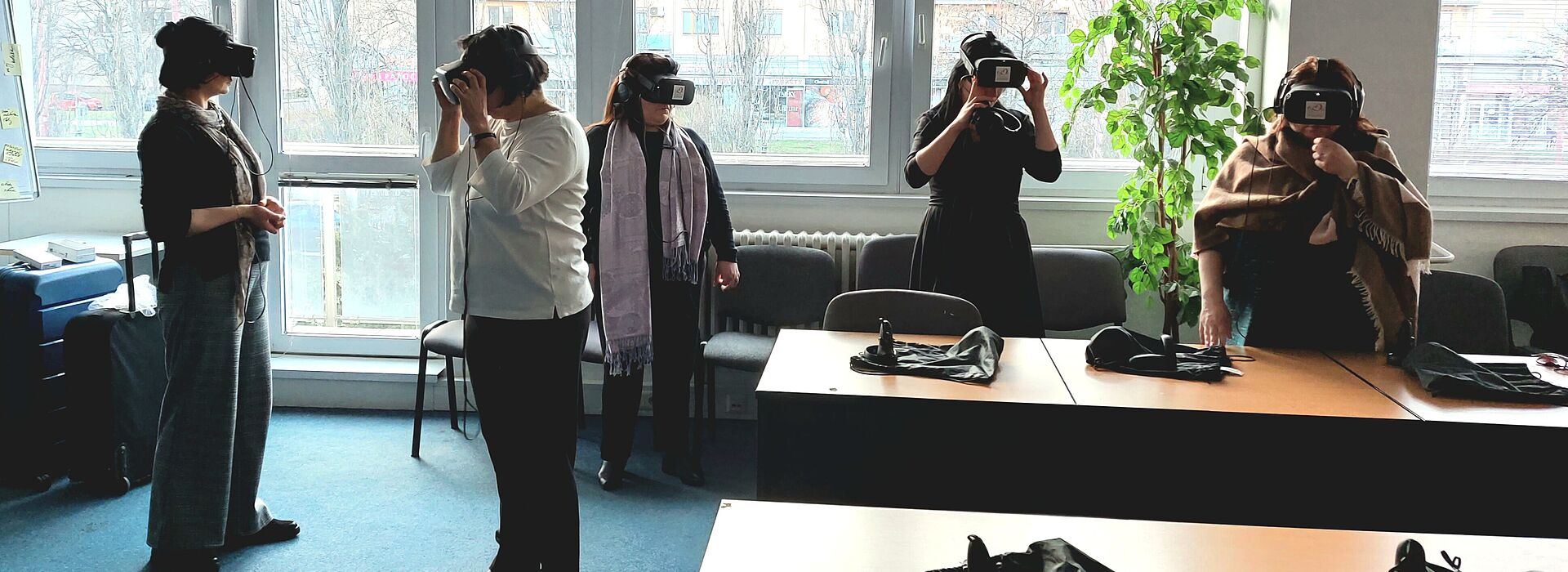 Eine Gruppe Menschen mit Virtual Reality Brillen