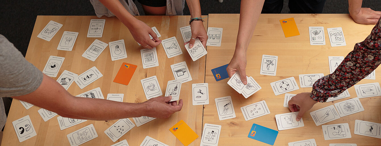 skillcards-Karten mit Symbolen am Tisch