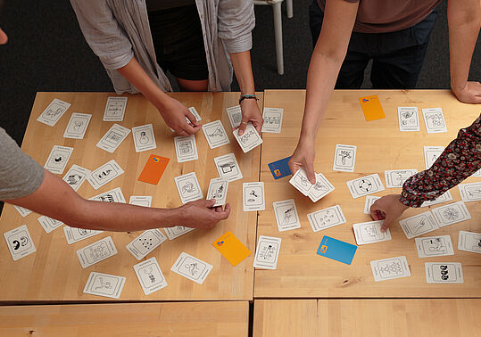 skillcards-Karten mit Symbolen am Tisch
