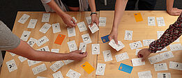 skillcards-Karten mit Symbolen am Tisch
