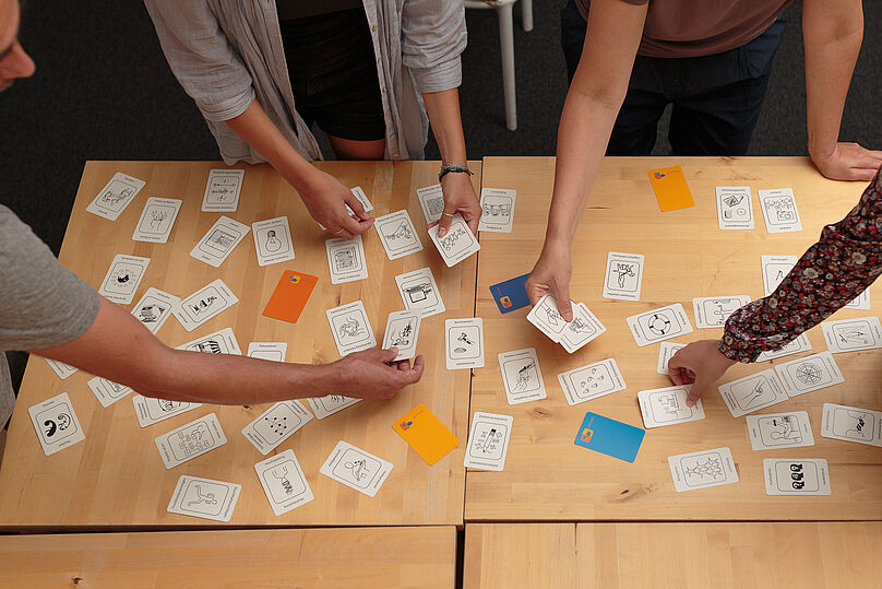 skillcards-Karten mit Symbolen am Tisch