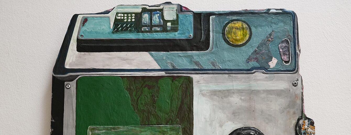 Gemaltes Bild einer alten Polaroidkamera mit grünem und grauem Gehäuse an weißer Wand