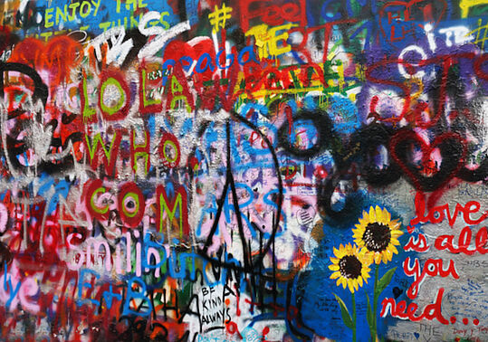 eine vollgeschriebenen Wand mit Peace-Zeichen
