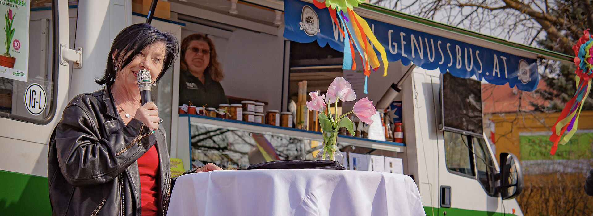 Ursula Königer redet vor dem Marchfelder Genussbus