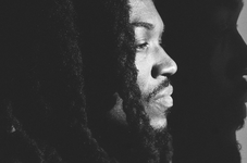 s/w-Porträt des Rappers Saba