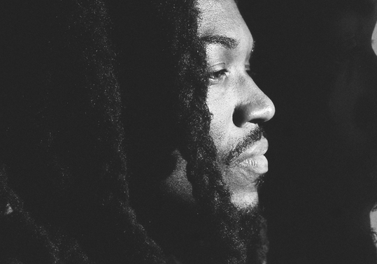 s/w-Porträt des Rappers Saba