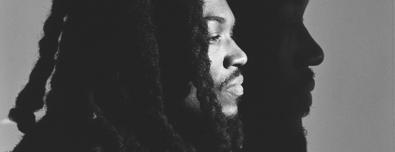 s/w-Porträt des Rappers Saba