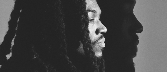 s/w-Porträt des Rappers Saba