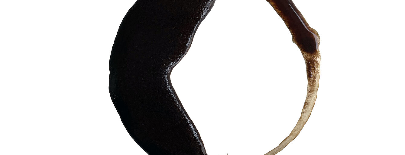 Kaffeesatzring auf weißem Hintergrund