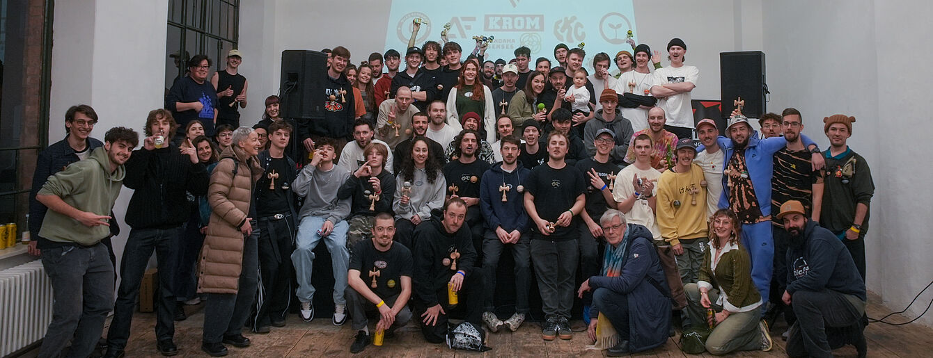 Großes Gruppenbild mit vielen Personen