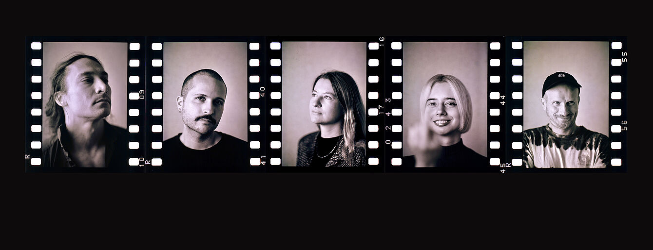 (c) Jakob Liu Wächter de Zordo Fünf Porträtaufnahmen von Personen in einem Filmstreifenrahmen, alle blicken in verschiedene Richtungen