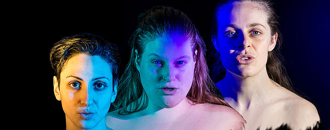 Halbportraits von drei Frauen vor schwarzen Hintergrund mit rosa und blauem Scheinwerfer beschienen.