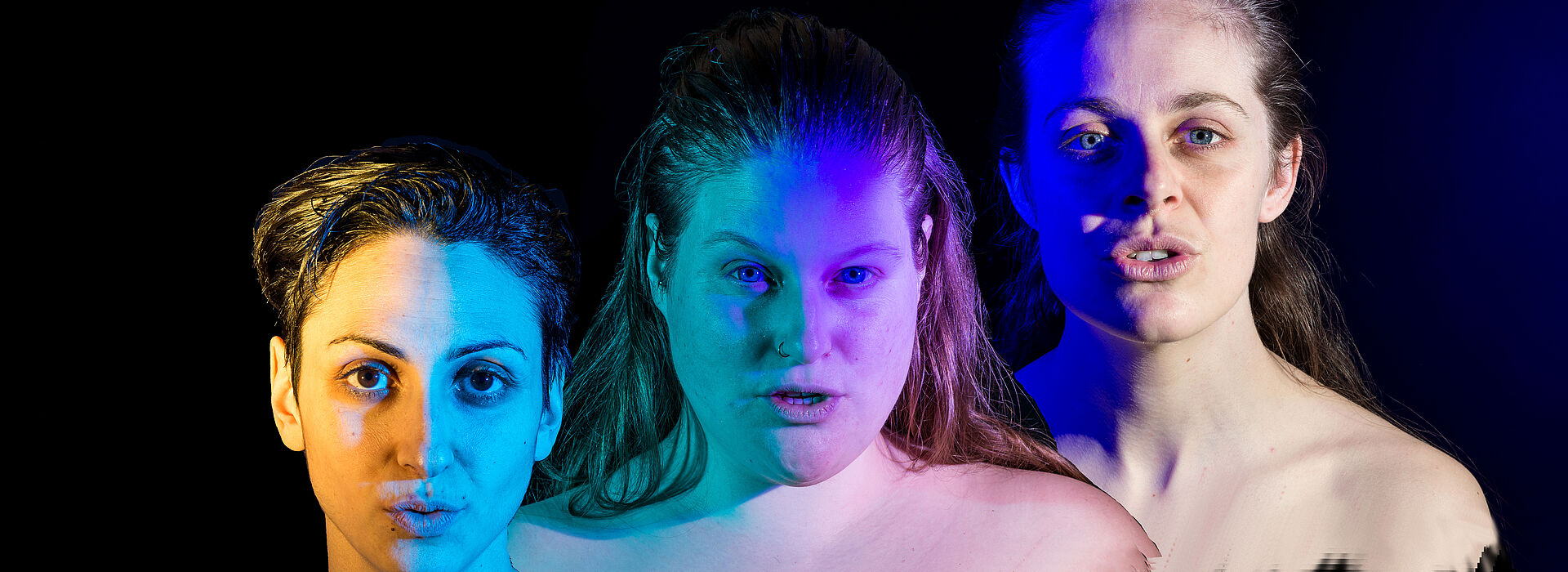 Halbportraits von drei Frauen vor schwarzen Hintergrund mit rosa und blauem Scheinwerfer beschienen.