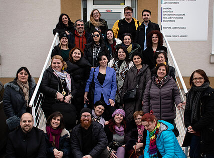 Die Gruppe Projektteilnehmer_innen in Bratislava vor der NGO TENENET 