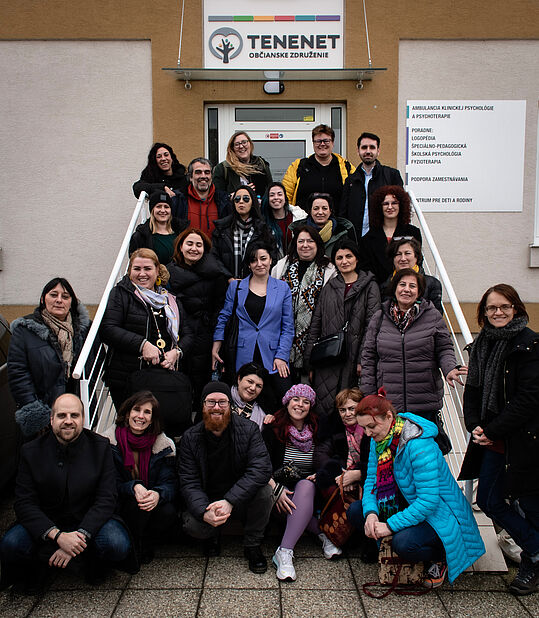 Die Gruppe Projektteilnehmer_innen in Bratislava vor der NGO TENENET 