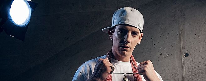 Portrait Money Boy mit Halskette