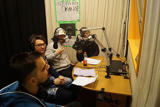 Jugendliche bei der Livesendung von spacelab_radio
