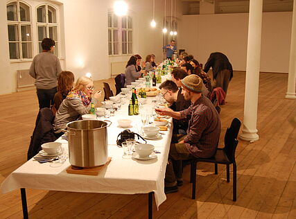 Tisch im Raum mit BUHAROVS | Kunsthalle Exnergasse