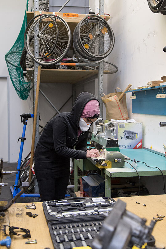 Eine Jugendliche in der Werkstatt