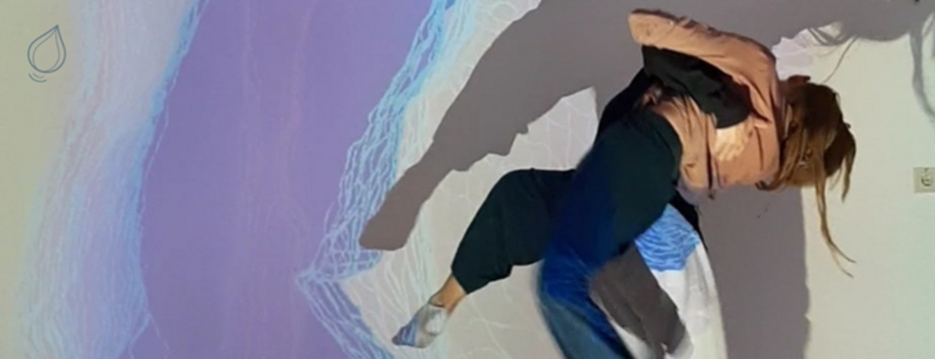 Tanzende Person mit ihrem SChatten im Hintergrund