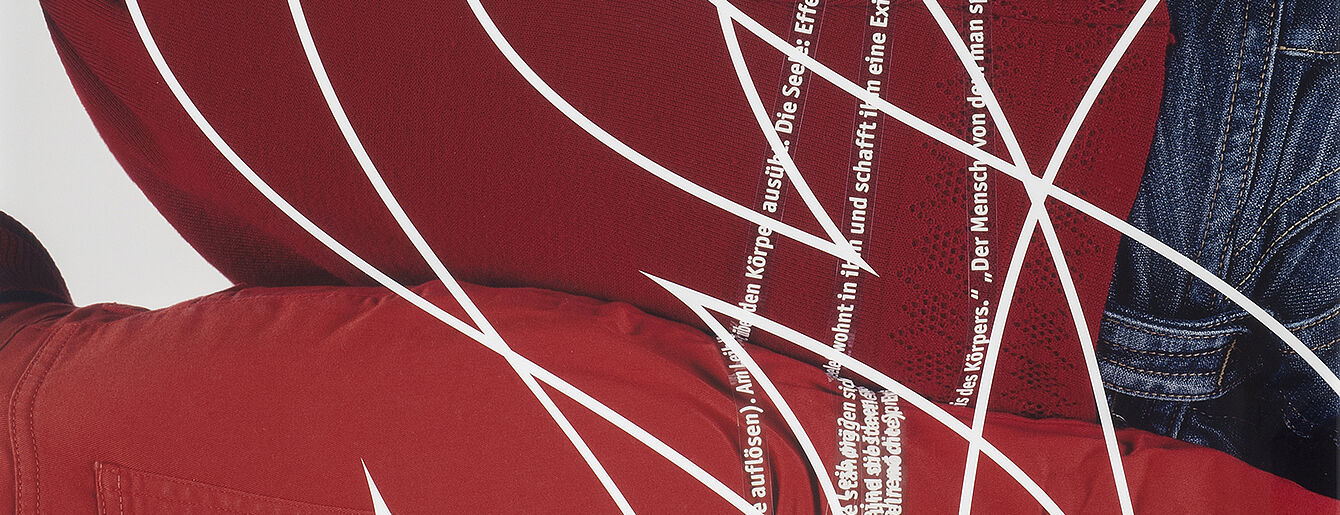 Ausschnitte von in rot gekleideten FRauenkörpern mit weißer Grafik darüber
