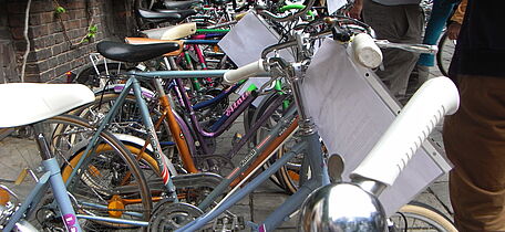viele gebrauchte Fahrräder
