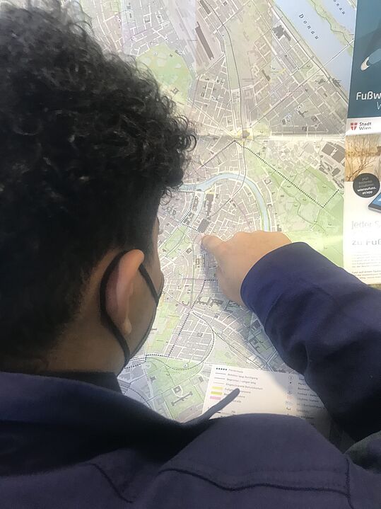 Ein Teilnehmer mit dem Finger am Stadtplan