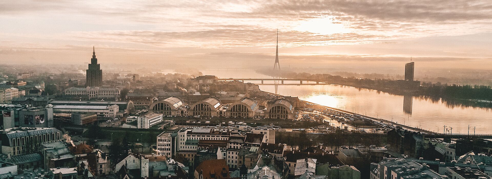 Blick auf Riga bei Sonnenuntergang