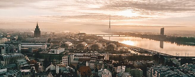 Blick auf Riga bei Sonnenuntergang