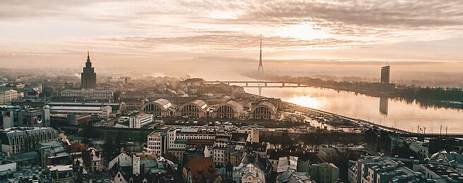 Blick auf Riga bei Sonnenuntergang