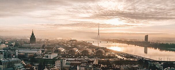 Blick auf Riga bei Sonnenuntergang