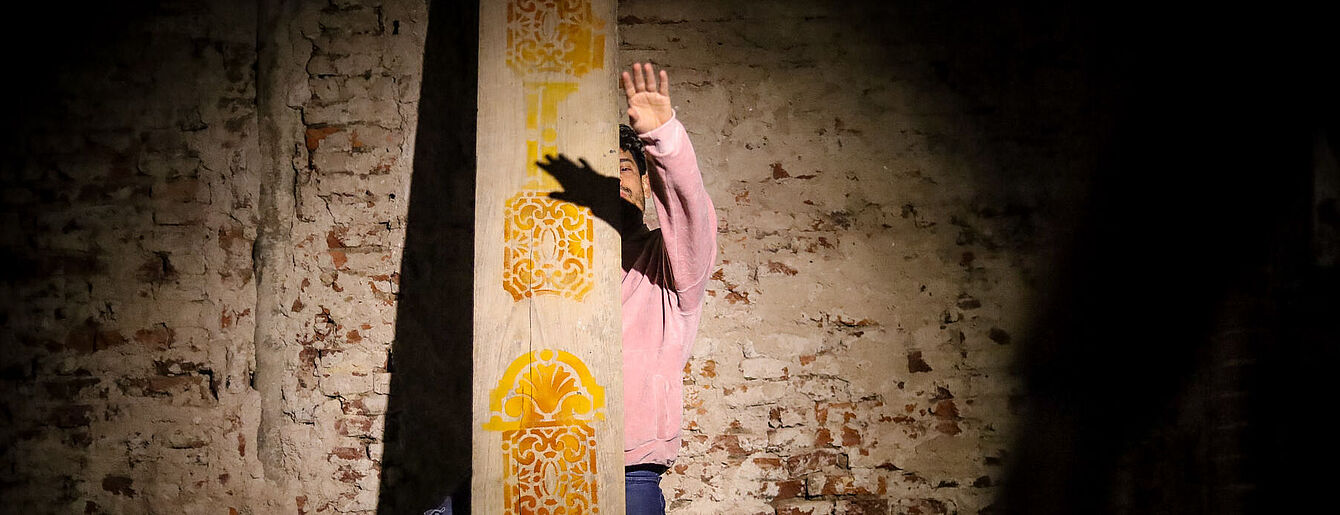 ein Mann steht hinter einem Brett